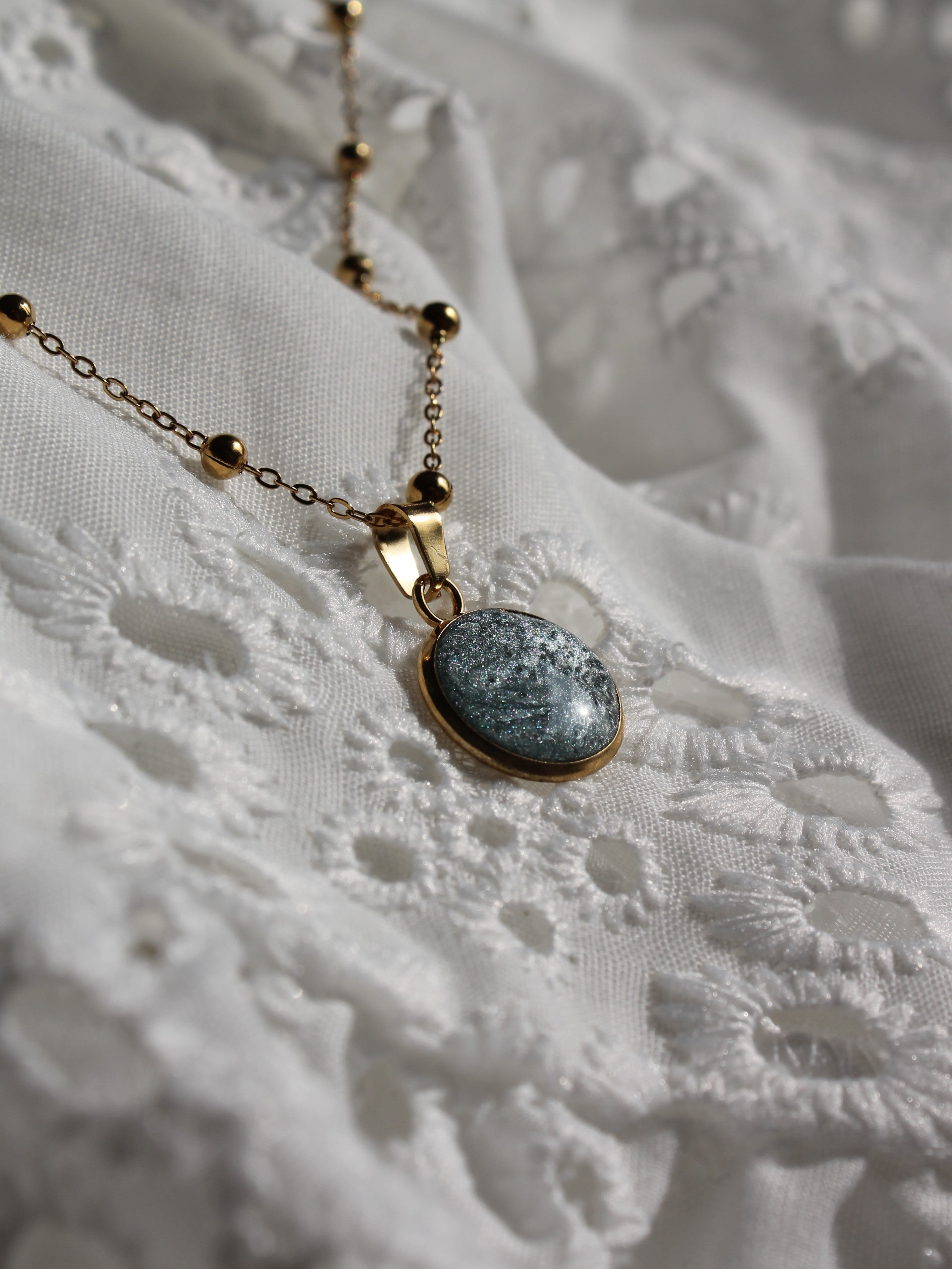 Collier Capsula simple / Doré - couleur personnalisable