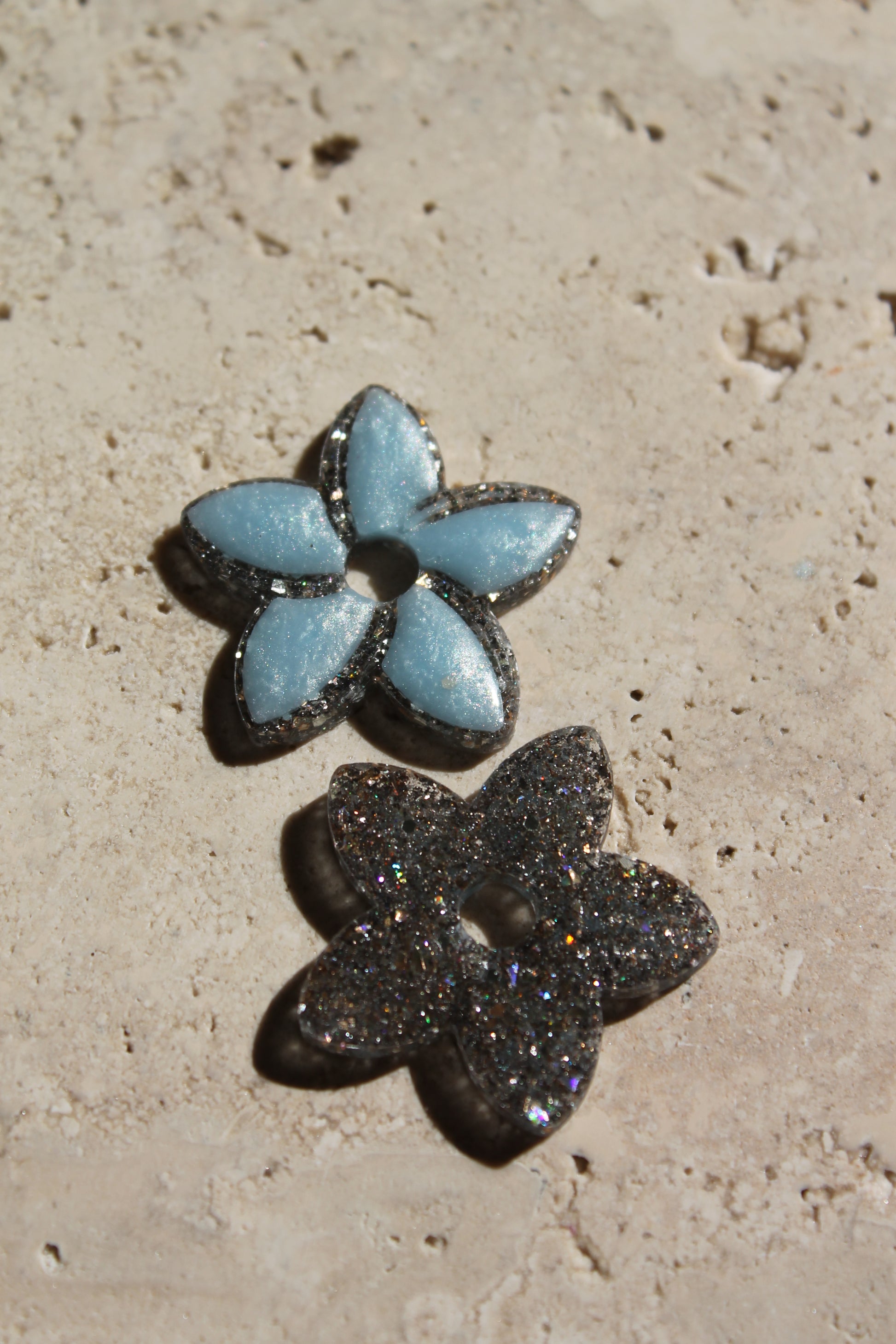 Fleur de Tiaré _ Bleu ciel & argenté doré_ pampilles seules